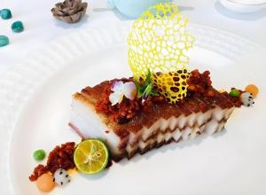 ein Stück Fisch auf einer weißen Platte mit einem Dessert in der Unterkunft Wyndham Grand Plaza Royale Resort Nanjing in Lishui