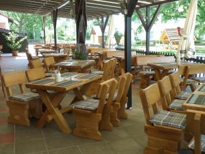 un ristorante vuoto con tavoli e sedie in legno di Hotel Heuschober a Friedrichshafen
