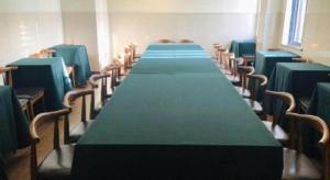 ein langer Tisch und Stühle in einem Raum mit grünen Tischen in der Unterkunft James Joyce Coffetel·Shanghai Jinshan City Beach Bailian Shopping Center in Jinshan