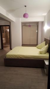 ママイアにあるApartament Sophia Mamaiaのベッドルーム1室(紫色のライト付きの大型ベッド1台付)