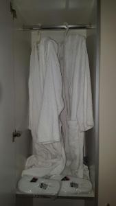 ママイアにあるApartament Sophia Mamaiaの白いタオル掛け付きクローゼット