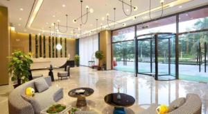 eine große Lobby mit Klavier und Wohnzimmer in der Unterkunft mango crystal hotel in Haikou