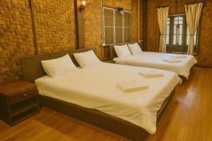 Postel nebo postele na pokoji v ubytování Ban Villa PhaSouk + 64 fotografií