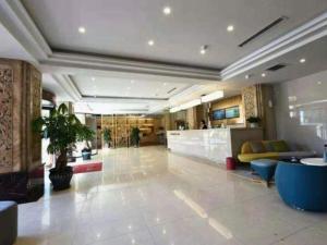 a lobby of a hotel with a waiting room at GreenTree Inn Chengde Shuangyu District Shuangtashan in Chengde