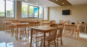 Restaurace v ubytování GreenTree Inn Express Gongqing City Nanchang University