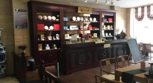 ein Raum mit einem Laden mit einem Regal voller Vasen in der Unterkunft GreenTree Eastern Yantai Development Zone Zhujiang Road Hotel in Yantai + 176 Fotos