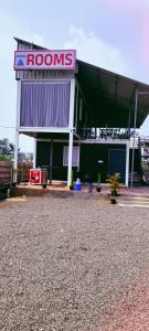 un bâtiment avec un panneau « Chambres » devant dans l'établissement Amigos, à Annavaram