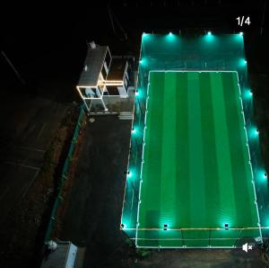 une vue aérienne d'un terrain de football la nuit dans l'établissement Amigos, à Annavaram
