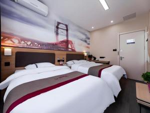 Postel nebo postele na pokoji v ubytování Thank Inn Hotel Hebei Langfang Xianghe County Guidu Furniture Center