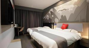 Postel nebo postele na pokoji v ubytování Thank Inn Hotel Hebei Langfang Xianghe County Guidu Furniture Center