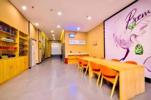 TV a/nebo společenská místnost v ubytování 7 Days Premium·Shihezi Passenger Terminal