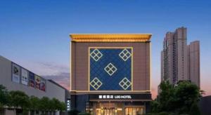 un bâtiment avec une peinture sur le côté dans l'établissement Lavande Hotel·Wuhan Qingshan Zhongyuan Plaza, à Wuhan