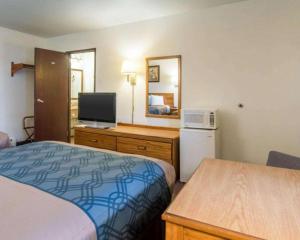 TV a/nebo společenská místnost v ubytování Econo Lodge