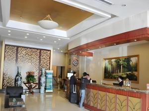 2 personnes debout au bar dans le hall de l'hôtel dans l'établissement GreenTree Inn Taiyuan Xinghua Street, à Taiyuan