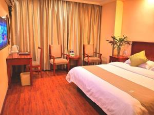 TV a/nebo společenská místnost v ubytování GreenTree Inn Yixing Zhangzhu Express Hotel