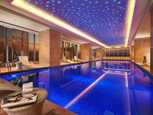 Bazén v ubytování Grand Parkray Hangzhou Hotel nebo v jeho okolí