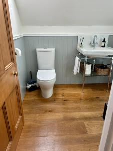 Et badeværelse på La Vue - Boutique Waterfront Apartment, Akaroa + 36 billeder