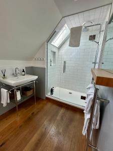 Et badeværelse på La Vue - Boutique Waterfront Apartment, Akaroa