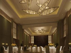 ein Bankettsaal mit weißen Tischen und Stühlen und Lichtern in der Unterkunft Dusit D2 Binhu Changzhou Hotel in Changzhou