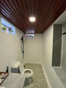 un bagno con wc e doccia di Roomy Bungalows a Phumĭ Kâoh Rŏng
