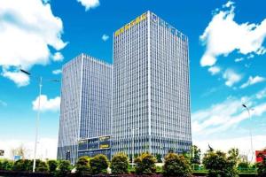 zwei hohe Gebäude vor einem blauen Himmel mit Wolken in der Unterkunft Green Tree Eastern Hefei Dahua International Harbor Hotel in Hefei