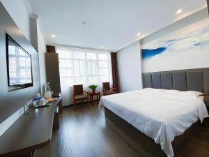 Postel nebo postele na pokoji v ubytování GreenTree Inn HanZhong Railway Station Beiyihuan Road Express Hotel + 97 fotografií