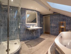 een badkamer met een douche, een wastafel en een bad bij Albert'n Haus in Längenfeld