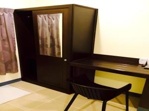 a black desk with a chair next to a mirror at walaiya palace in Ban Khlong Chi Lat +56 photos