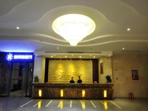 eine Lobby mit einem großen Bildschirm in einem Gebäude in der Unterkunft Qionghai Jin Mao Hotel in Qionghai