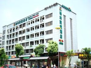 ein großes weißes Gebäude an einer Stadtstraße in der Unterkunft GreenTree Alliance Jiangsu Yangzhou middle Wenchang Road Municipal Government Hotel in Yangzhou
