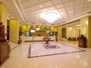 eine große Lobby mit einem großen Zimmer mit Lobby in der Unterkunft GreenTree Inn Hefei Huangshan Road Daxidi 1912 Express Hotel in Hefei