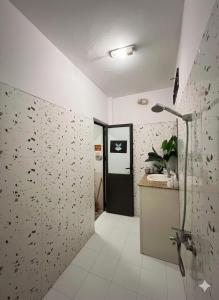 Ένα μπάνιο στο NOOK INN Hidden Gem Old Quarter