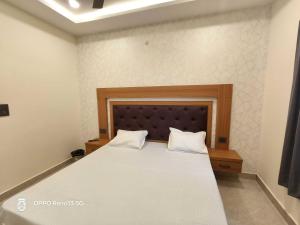 Ένα ή περισσότερα κρεβάτια σε δωμάτιο στο HOTEL O ROYAL SIDHAULI