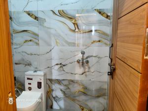 Ένα μπάνιο στο HOTEL O ROYAL SIDHAULI +2 φωτογραφίες