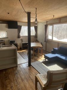 ein Wohnzimmer mit Sofa und Tisch in der Unterkunft Cottage Akagera in Wada