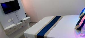 Televiisor ja/või meelelahutuskeskus majutusasutuses Collection O Digha Ghat Formerly Hotel Shahnai