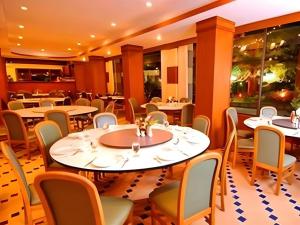 ein Restaurant mit Tischen und Stühlen in einem Raum in der Unterkunft Phatad Valley Hotel in Ban Kui Mang