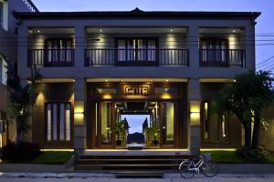 ein Haus mit einem davor geparkten Fahrrad in der Unterkunft Chic Chiangkhan Hotel in Chiang Khan