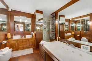 ein Badezimmer mit Badewanne, Toilette und Waschbecken in der Unterkunft Baita Dei Fiori - Happy Rentals in Bessé-Bas + 23 Fotos