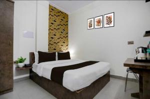 Voodi või voodid majutusasutuse Hotel O Railway Station Nathnagar Formerly Peepal Tree toas