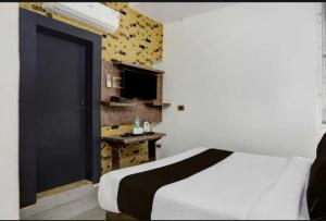 Voodi või voodid majutusasutuse Hotel O Railway Station Nathnagar Formerly Peepal Tree toas