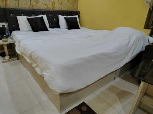 Ένα ή περισσότερα κρεβάτια σε δωμάτιο στο Collection O Dattapukur Railway Terminal Kolkata +10 φωτογραφίες