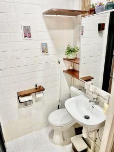 Ένα μπάνιο στο Cozy & Quiet 1BR - Sai Ying Pun