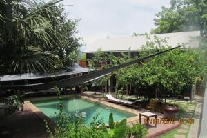 ein Schwimmbad vor einem Gebäude in der Unterkunft Hotel Esplanada in Dili