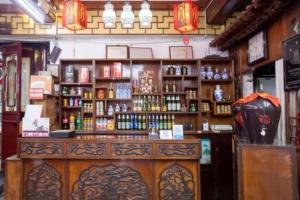 eine Bar in einem Laden mit vielen Artikeln in der Unterkunft Pingyao Yufengheng Hotel in Pingyao