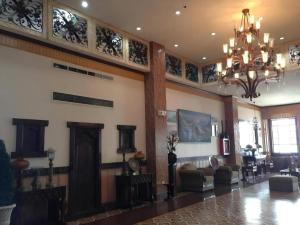 eine Lobby mit einem Kronleuchter und einem Wohnzimmer in der Unterkunft Pearlmont Hotel in Camaman