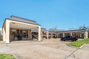 an empty parking lot in front of a building at Econo Lodge Pearl - Jackson in Pearl