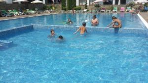 Bazén v ubytování Family hotel Apolon nebo v jeho okolí
