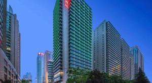 un grand bâtiment avec une enseigne sur le côté dans l'établissement Xian Yohol Hotel, à Xi'an