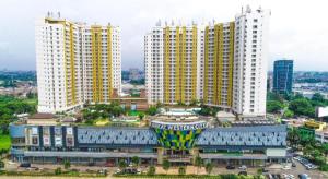 une vue aérienne d'une ville avec de grands immeubles dans l'établissement Great Western Hotel & Resort Serpong - Tangerang, à Warungmangga